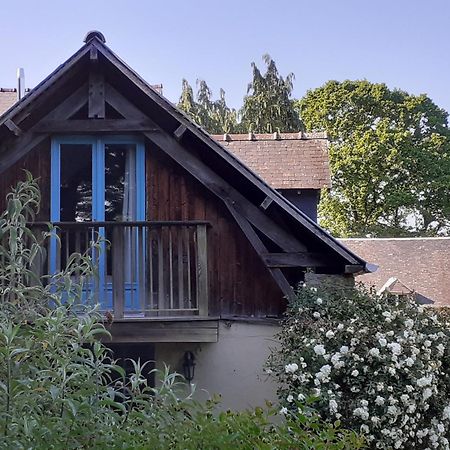 Les Touches Bed & Breakfast Saint-Georges-de-Reintembault Екстериор снимка