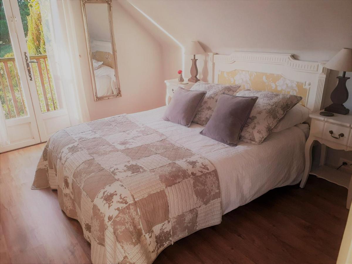 Les Touches Bed & Breakfast Saint-Georges-de-Reintembault Екстериор снимка