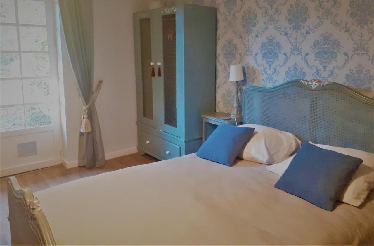 Les Touches Bed & Breakfast Saint-Georges-de-Reintembault Екстериор снимка