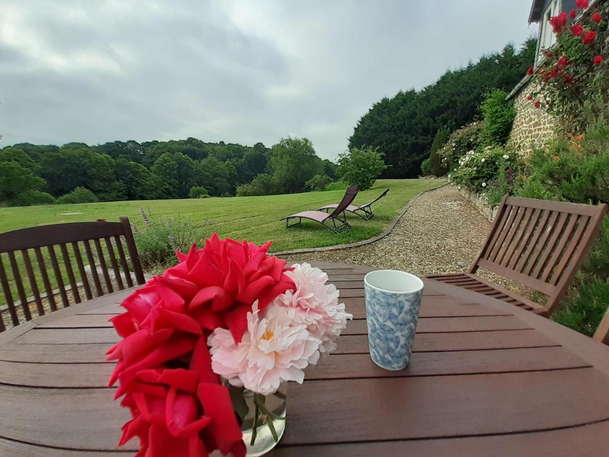 Les Touches Bed & Breakfast Saint-Georges-de-Reintembault Екстериор снимка