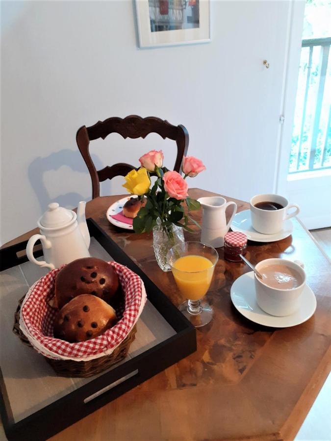 Les Touches Bed & Breakfast Saint-Georges-de-Reintembault Екстериор снимка