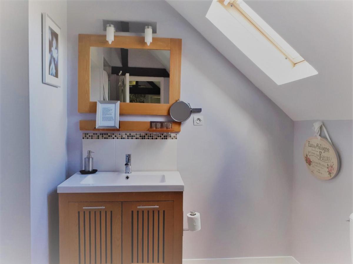 Les Touches Bed & Breakfast Saint-Georges-de-Reintembault Екстериор снимка