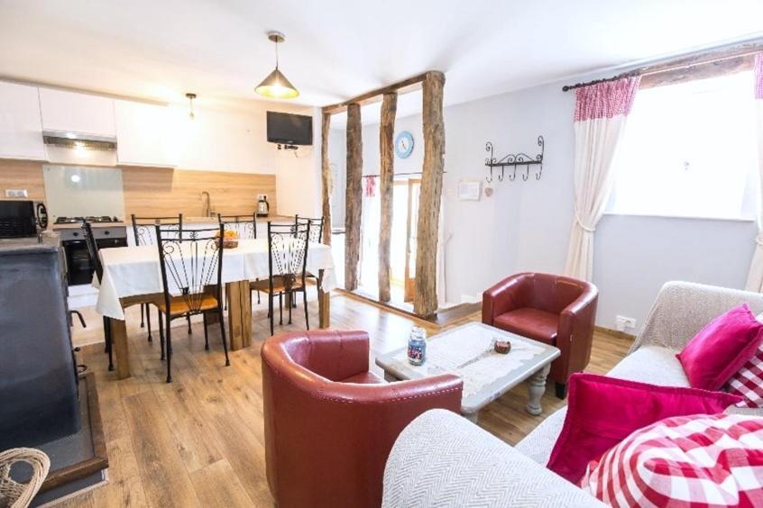 Les Touches Bed & Breakfast Saint-Georges-de-Reintembault Екстериор снимка