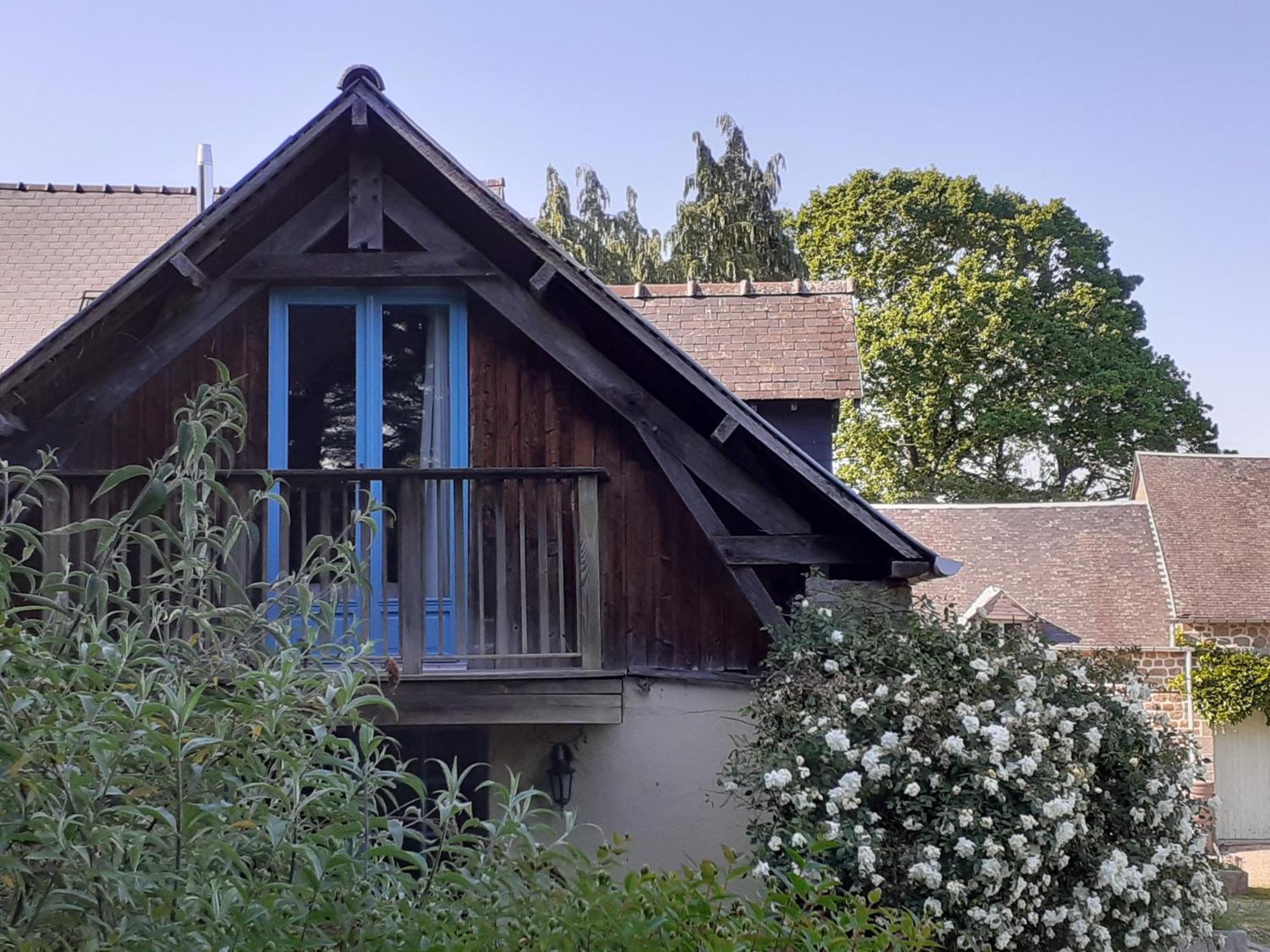 Les Touches Bed & Breakfast Saint-Georges-de-Reintembault Екстериор снимка
